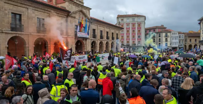 Sumar propone prohibir los despidos colectivos en empresas que deslocalicen su producción