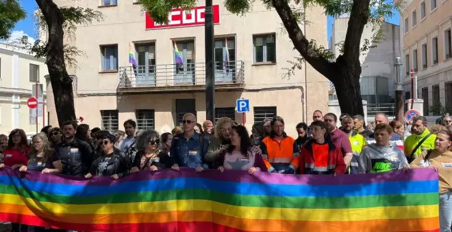 La bandera arcoíris vuelve a lucir en la fachada de CCOO Guadalajara con un mensaje al fascismo: "No nos amedrentan"