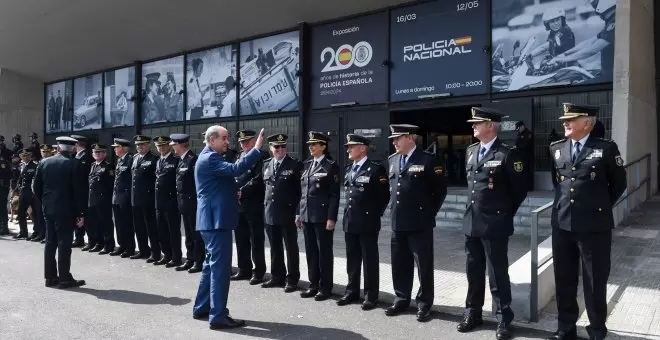 Denuncian a la Policía Nacional por maquillar el franquismo en una exposición por su 200 aniversario