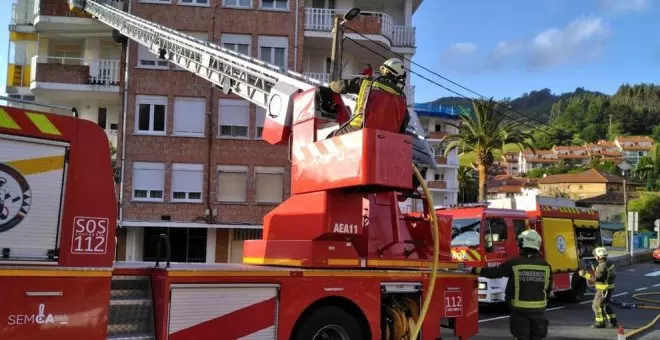 Los bomberos sofocan un incendio en un balcón de Limpias