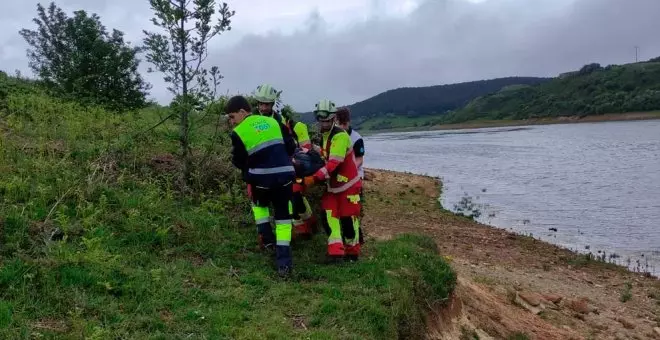 Una mujer resulta herida leve en una rodilla en el pantano del Ebro