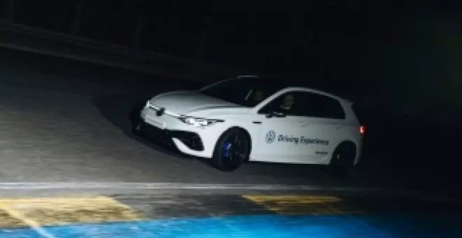 Escuela R Nocturna, una experiencia de conducción con VW en un circuito totalmente a oscuras