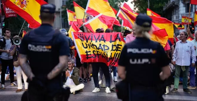 Unas 200 personas protestan contra la ley de amnistía delante de la sede del PSOE