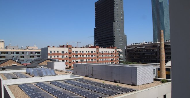 La bajada del precio de la luz y el fin de las ayudas europeas frenan el autoconsumo eléctrico en Catalunya