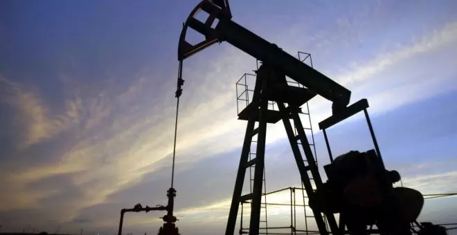 El precio del petróleo se desploma entre la caída de las bolsas mundiales y la escalada de tensión en Oriente Medio