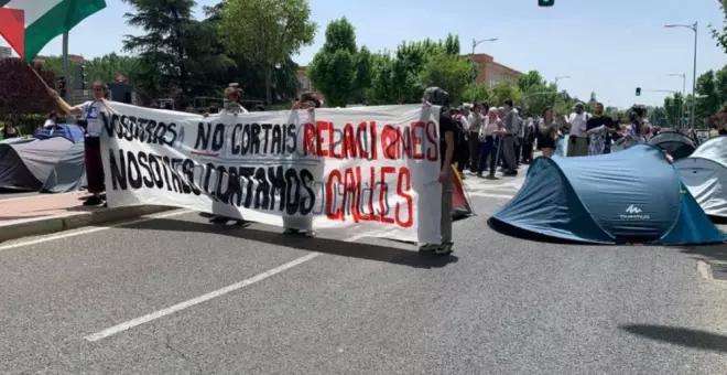 La Policía desaloja a los estudiantes de la acampada pro Palestina por bloquear la Avenida de la Complutense