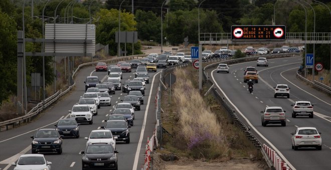 A qué hora salir para evitar atascos, cómo hacerlo y otros consejos de la DGT