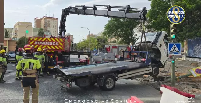 Una veintena de heridos por el choque de un bus urbano y una grúa en Sevilla