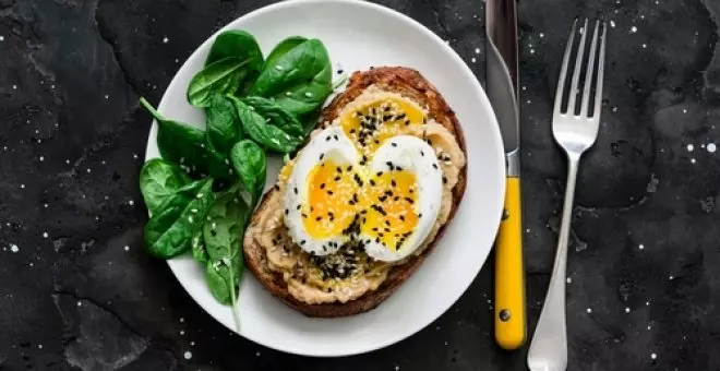 Pato confinado - Receta de tostada de hummus con huevos duros y sésamo