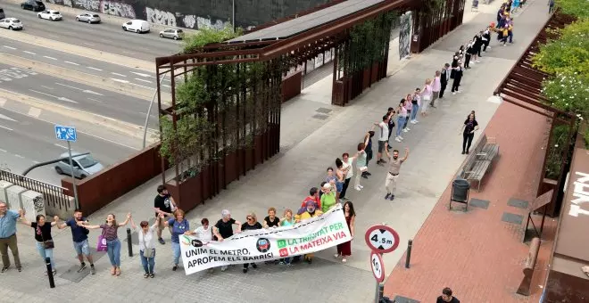 Més de 1.500 persones fan una cadena humana per reclamar la connexió en metro de les Trinitats a Barcelona