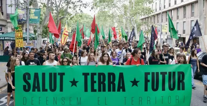 Centenars de joves es manifesten a Barcelona contra el capitalisme per un futur més verd i "digne"