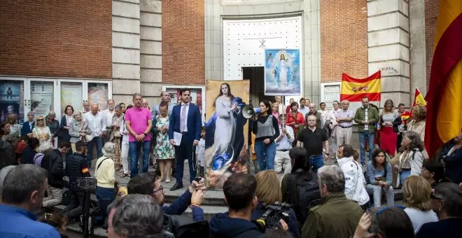 El rezo contra la amnistía frente a la sede del PSOE apenas congrega a cien personas