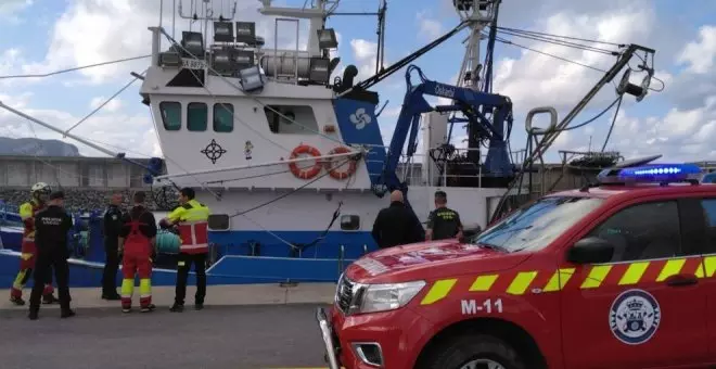 Un pesquero sufre una vía de agua en el Puerto de Laredo