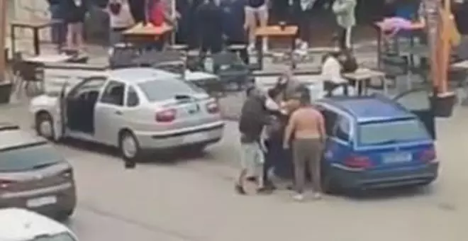 Pelea en plena calle de Camargo: empujones, insultos y sillas volando