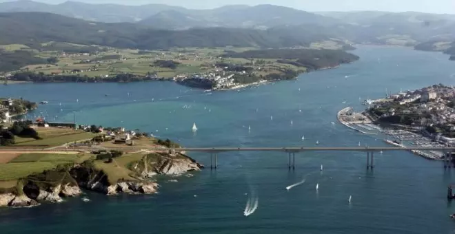 La costa asturiana recibe dos banderas negras de Ecologistas en Acción