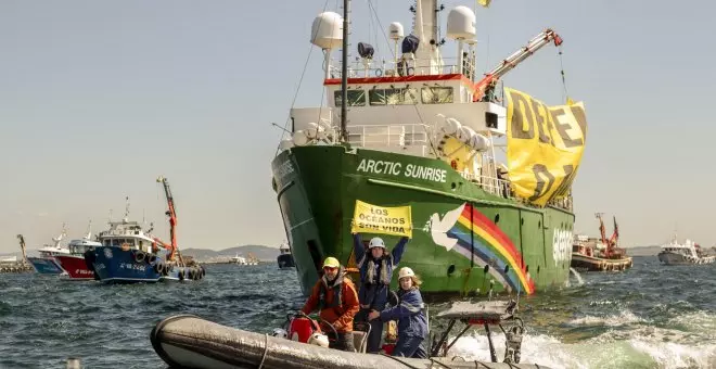 Cientos de barcos reciben al 'Artic Sunrise' de Greenpeace en Arousa en defensa del mar y contra la planta de celulosa de Altri