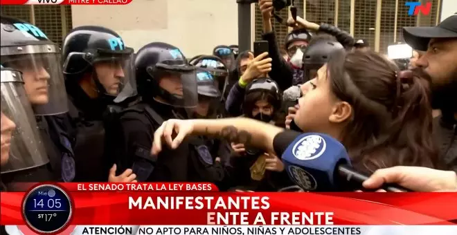 El discurso de una manifestante hace llorar a un policía en la Argentina de Milei: "El pueblo te respalda"