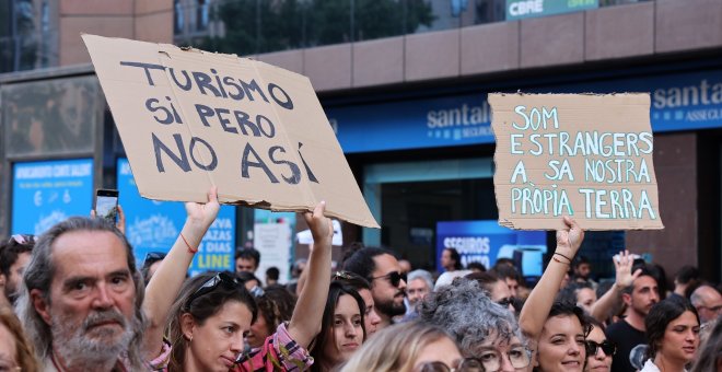 Más de 20.000 personas protestan en Palma contra la masificación turística de la isla