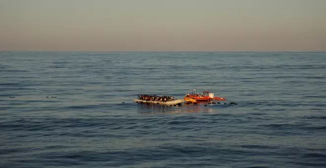 Rescatan a 51 migrantes y hallan a otros 10 muertos en el interior de una barcaza en el Mediterráneo central