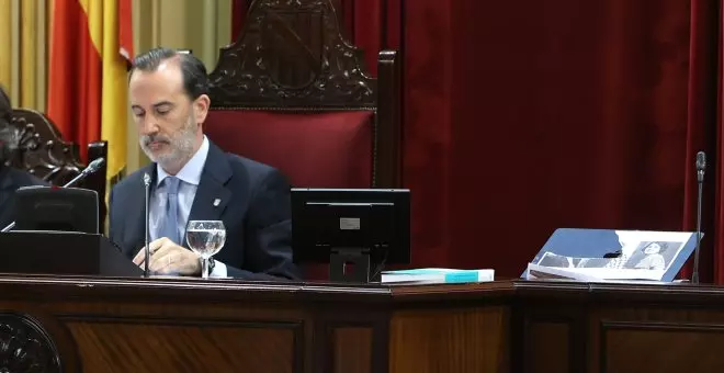 El presidente del Parlament, Gabriel Le Senne, rompe una foto de Aurora Picornell en el pleno en el que se debatía la derogación de la ley de memoria democrática