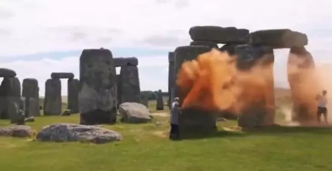 Rocían con pintura Stonehenge un día antes del solsticio de verano