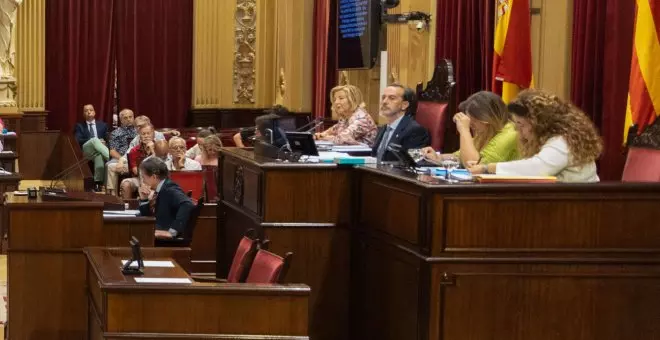 El Gobierno actuará contra el president del Parlament balear que rompió la foto de una víctima del franquismo