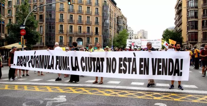 Unes 400 persones es manifesten en rebuig a l'exhibició d'F1 al centre de Barcelona: "La ciutat no està en venda"