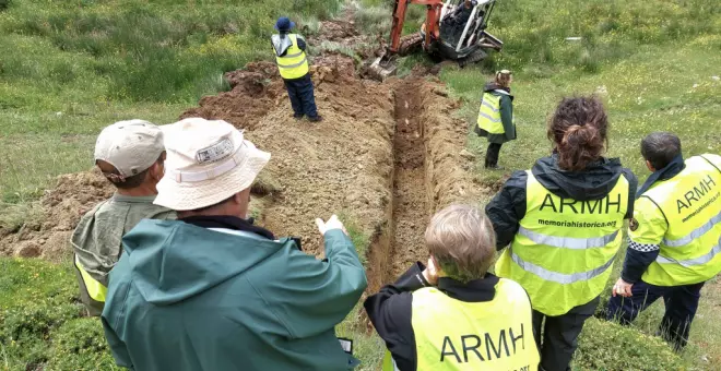 Hallan los restos de seis víctimas republicanas del franquismo en una fosa en Sena de Luna, León