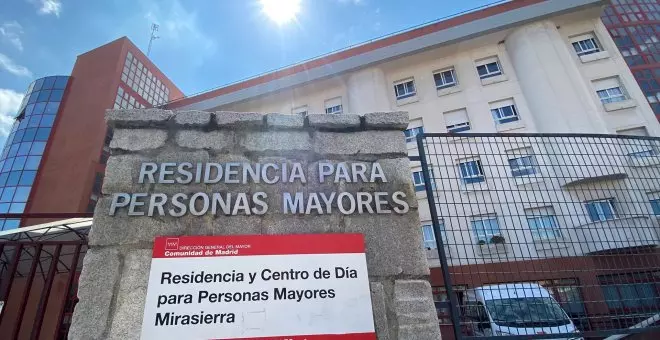 La Comunidad de Madrid sanciona a una residencia de mayores tras encontrar salchichas caducadas