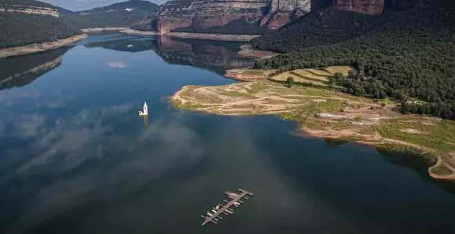 El pantà de Sau a vista de dron: l'augment de les reserves torna l'església de Sant Romà inaccessible a peu