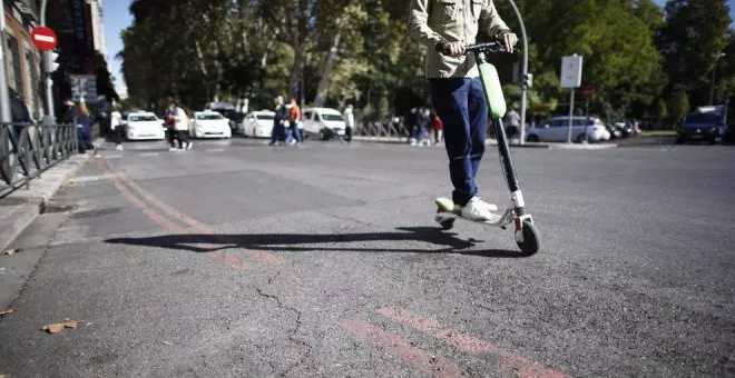 La DGT pondrá nuevos límites a los patinetes eléctricos: casco obligatorio y edad mínima de 16 años