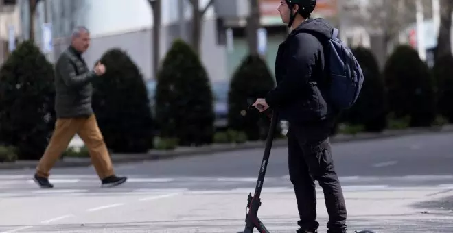 Casco obligatorio y tener mínimo 16 años: estas son las medidas que pretende aprobar la DGT para los patinetes