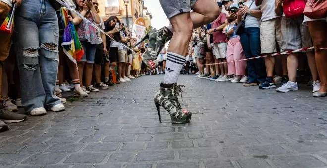 La Policía de Salamanca corta una carrera del Orgullo para que pase una procesión