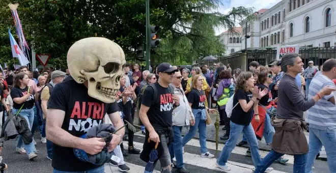 Miles de personas rodean la sede de la Xunta en Santiago al grito de "Altri no"