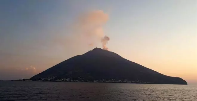 Italia eleva al máximo el nivel de alerta tras la erupción del volcán Estrómboli