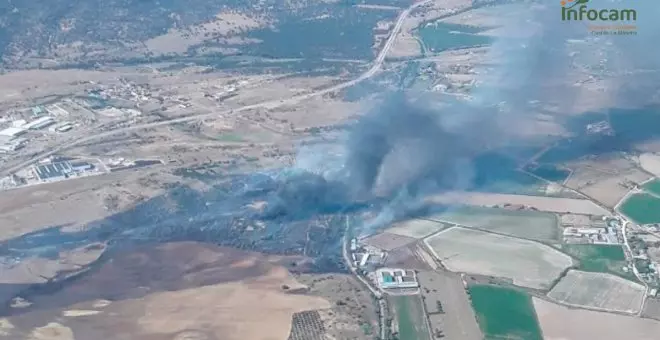 Medios aéreos y más de un centenar de personas trabajan en la extinción de dos incendios en la provincia de Toledo