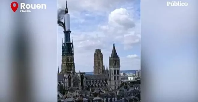 El fuego cubre la aguja de la catedral de Rouen (Francia)