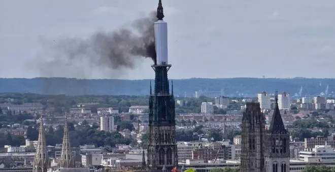 La aguja de la catedral francesa de Rouen arde en llamas