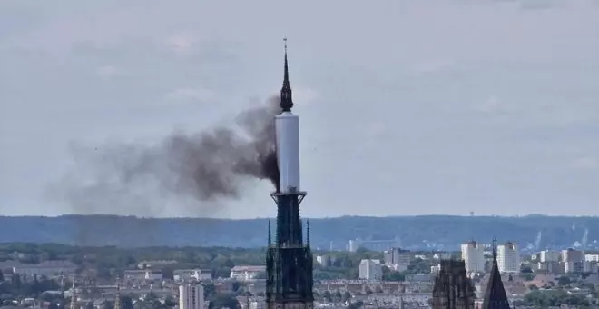 Una chispa de soldadura, probable causa del incendio en la aguja de la catedral francesa de Rouen