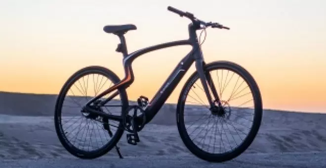 Esta atípica bicicleta eléctrica utiliza cuadro de carbono, pesa muy poco y promete 100 kilómetros de autonomía