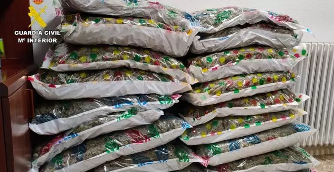 Una maleta y dos macutos ocultaban 49 kilos de marihuana interceptados por la Guardia Civil en la A-43 en Villarrobledo