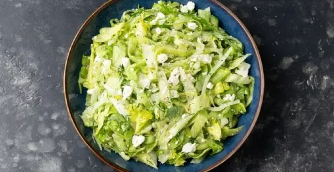 Pato confinado - Maroulosalata: refrescante ensalada griega de lechuga y eneldo