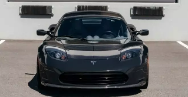 ¿Quieres un Tesla único? Sale a subasta un prototipo secreto del Roadster con muchas chucherías