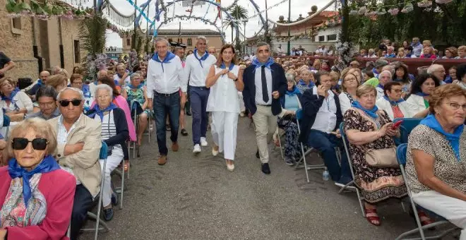 Vecinos y representantes políticos acompañan a la Virgen del Carmen hasta su ermita