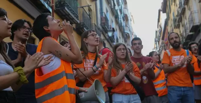 Frenan el desahucio de una familia vulnerable en Lavapiés cuyo casero "tiene 27 viviendas"