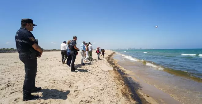 Un vertido de combustible de dos kilómetros obliga a cerrar las playas del parque natural de L'Albufera