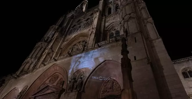 Animalistas proyectan imágenes de la 'Granja del Terror' en la catedral de Burgos y exigen que la causa no se archive