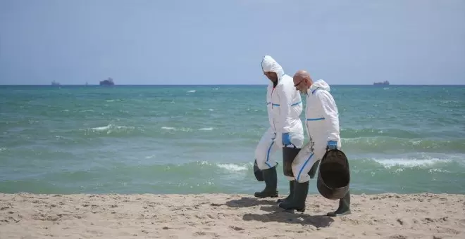 Continúa la limpieza del vertido en las playas de València y se prevé su reapertura este jueves