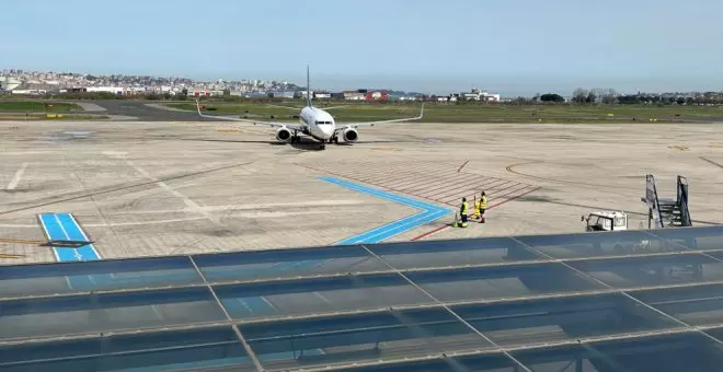 Un avión de vuelo de formación se sale de la pista del Seve Ballesteros al despegar por el reventón de un neumático