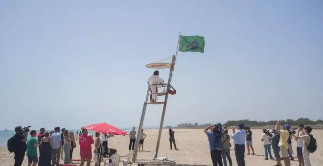 Reabren al baño las tres playas del sur de València afectadas por un vertido de combustible